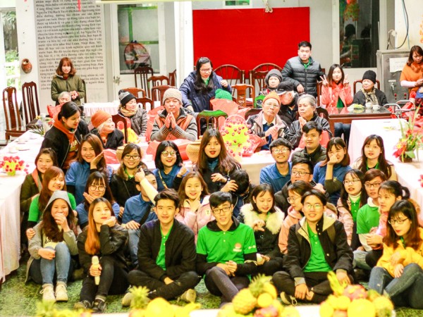 Sinh viên Nhân Văn mang Tết sớm đến các cụ ở Trung tâm dưỡng lão Tuyết Thái