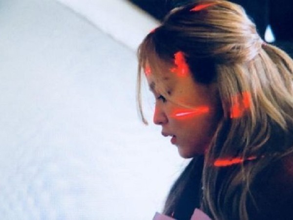 Yeri (Red Velvet) chưa hết xui xẻo, bị anti-fan chiếu tia laser ngay trong lễ tốt nghiệp trung học