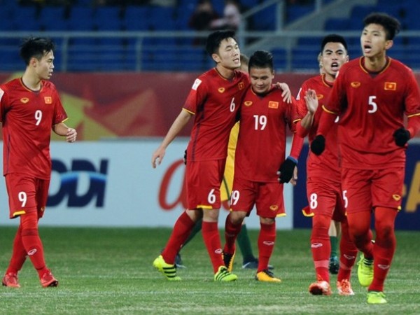 Tuyển thủ U23 Việt Nam méo mặt vì "được" chúc rượu ngày Tết