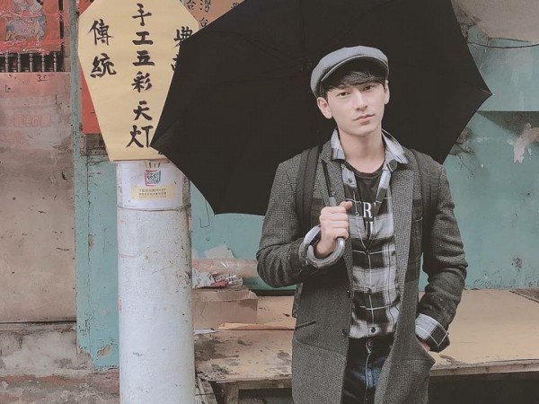 Isaac khoe ảnh lãng tử với phong cách "xưa cũ", vi vu Đài Loan cùng gia đình