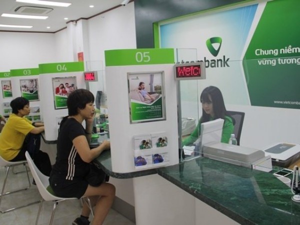 VCB tăng phí dịch vụ SMS Banking lên 11.000 đồng, thu phí chuyển tiền cùng hệ thống Mobile Banking