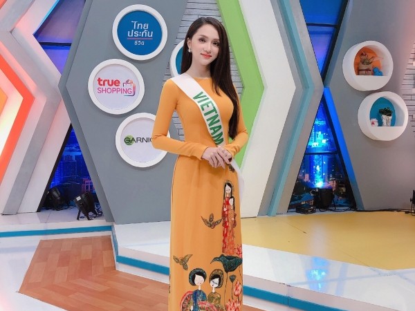 Hương Giang Idol diện áo dài dịu dàng trong buổi phỏng vấn cho đài truyền hình Thái