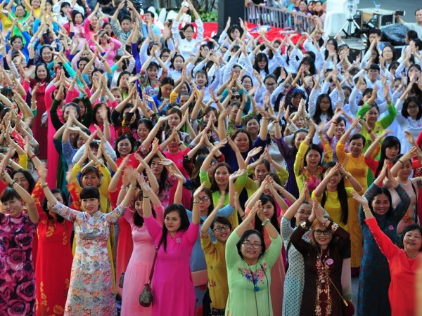Du khách nước ngoài thích thú trước màn đồng diễn của 3000 tà áo dài trên phố Nguyễn Huệ