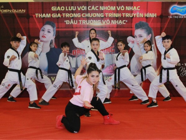 Chuyên gia võ thuật Hollywood Gemma Nguyễn múa côn đẹp mắt tại buổi giao lưu với khán giả Việt