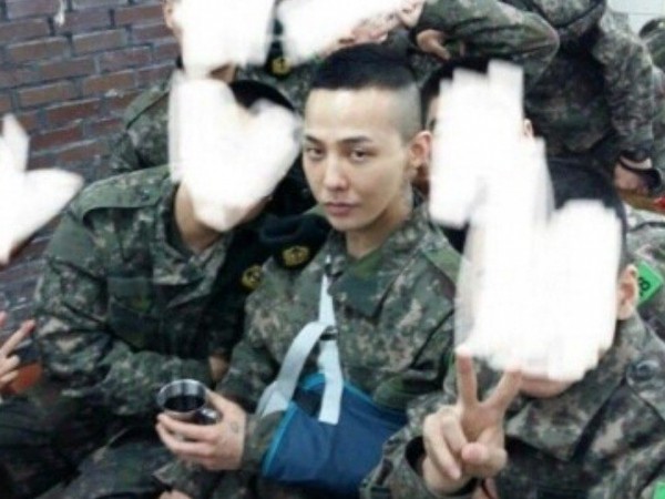 G-Dragon (BIG BANG) lộ ảnh tay bị băng bó làm fan lo lắng