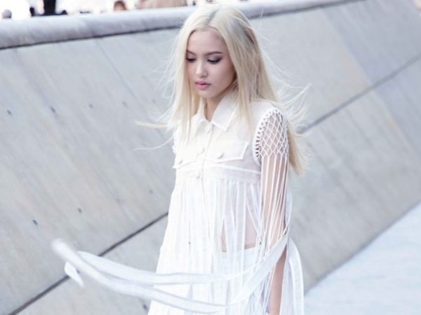 Fung La hóa thân thành "Bạch phát ma nữ" tại Seoul Fashion Week 2018