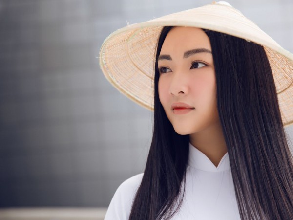 "Nàng thơ xứ Huế" xinh đẹp trong tà áo dài trắng tại Seoul Fashion Week