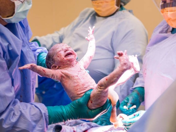 Tư thế tạo dáng "sảng khoái nhất thế giới" của em bé mới chào đời gây sốt