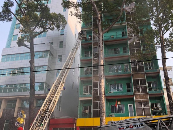 Sau vụ hỏa hoạn kinh hoàng chung cư Carina, tiếp tục một khách sạn ở Sài Gòn bốc cháy