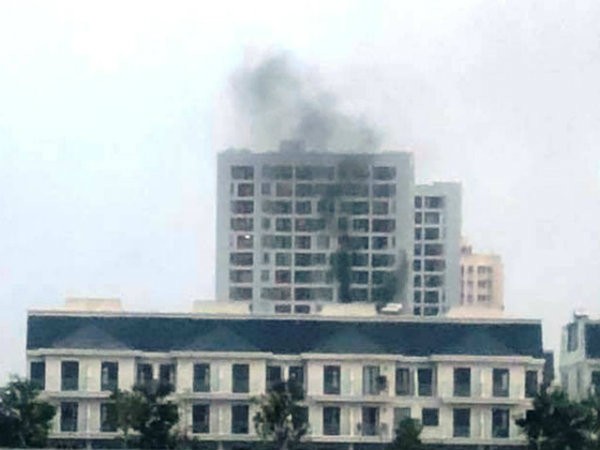TP.HCM: Cháy căn hộ tầng 8 chung cư, cư dân tháo chạy hỗn loạn
