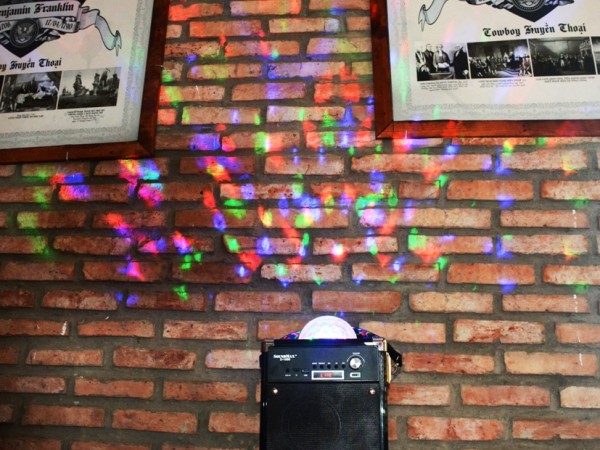 Giới trẻ thích thú với loa di động có khả năng biến không gian thành "sàn nhạc karaoke" nhiều màu sắc