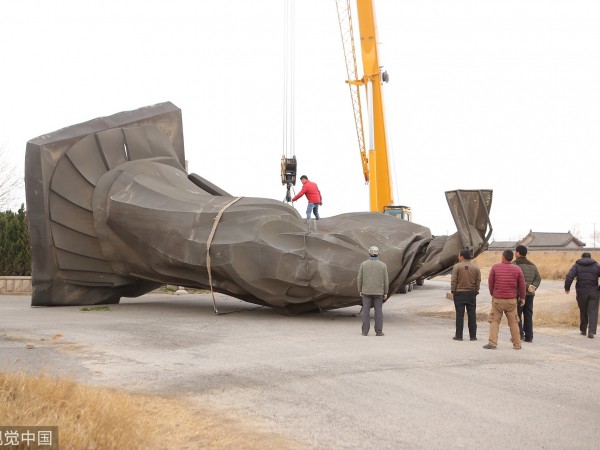 Tượng khổng lồ cao 19m của Tần Thủy Hoàng bị gió kéo đổ sập