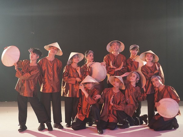 Vũ công Quang Đăng hóa thân thành nông dân trong điệu nhảy tôn vinh văn hóa Việt Nam