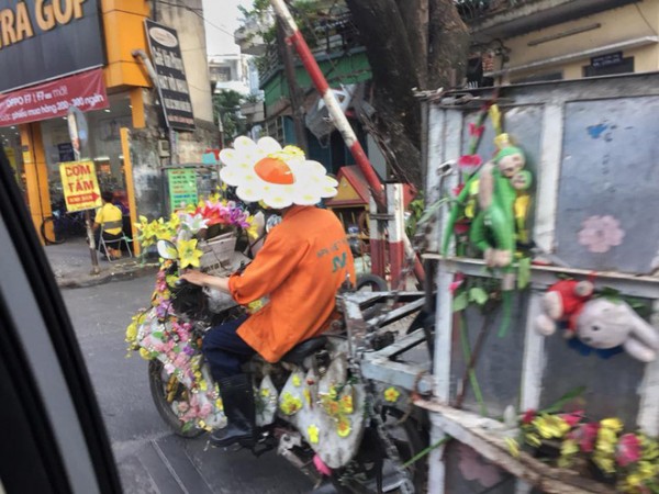 Nhân viên vệ sinh môi trường siêu đáng yêu: Biến xe rác thành... xe hoa