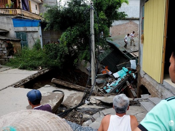 Hà Nội: Đê bất ngờ sụt lún, một nhà dân bị hố sâu "nuốt" trọn