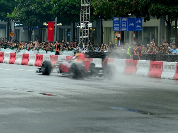 Giới trẻ Sài Gòn đội mưa đi chiêm ngưỡng xe đua F1