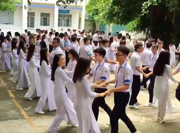 TP.HCM: Hào hứng cảnh gần 800 học sinh nhảy Cha cha cha trong giờ ra chơi