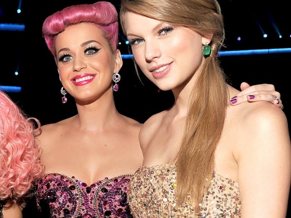 Taylor Swift khoe thư viết tay của Katy Perry, mối "thâm thù" giữa hai ngôi sao đã chấm dứt?