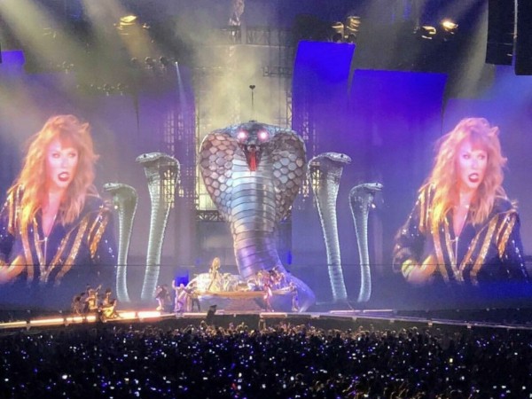 Fan “phát cuồng” khi Taylor Swift triệu hồi cả "đàn rắn" lên sân khấu “Reputation Stadium Tour”