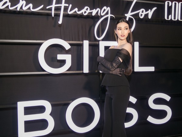 Khánh My xuất hiện nổi bật trong show thời trang của Phạm Hương