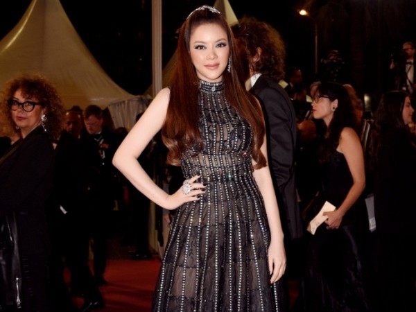 Lý Nhã Kỳ diện váy lấp lánh ánh kim trong ngày trình chiếu bộ phim của mình tại LHP Cannes 2018