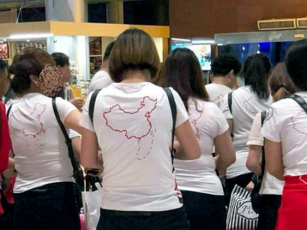 Khách Trung Quốc mặc áo in hình “lưỡi bò” phi pháp nhập cảnh vào Cam Ranh