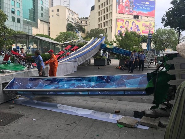 TP.HCM: Cổng chào phố đi bộ Nguyễn Huệ đổ sập, đè trúng người đi đường