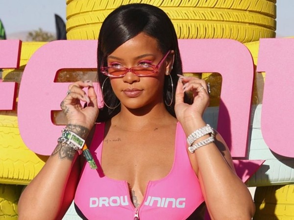 Rihanna được ca ngợi vì không ngại khoe… lông chân