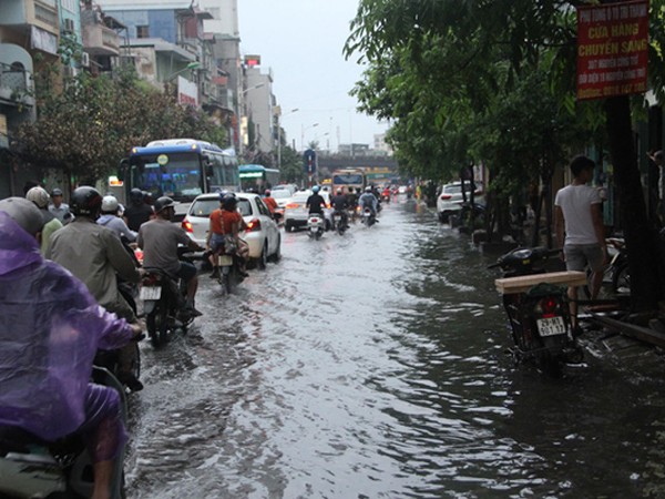 Phố phường Hà Nội bì bõm sau cơn mưa chiều cuối tuần