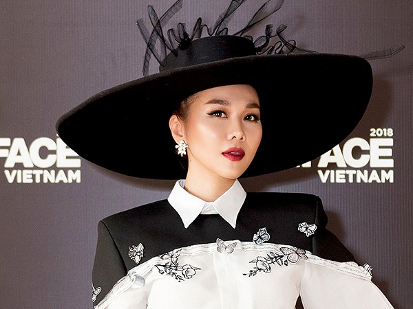 Lộ diện HLV thứ 3 của The Face Vietnam 2018 - Siêu mẫu Thanh Hằng!