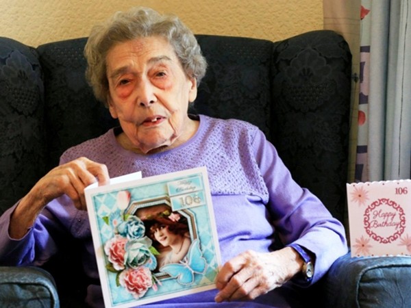 Bà cụ 106 tuổi tiết lộ bí quyết sống lâu cực thú vị!