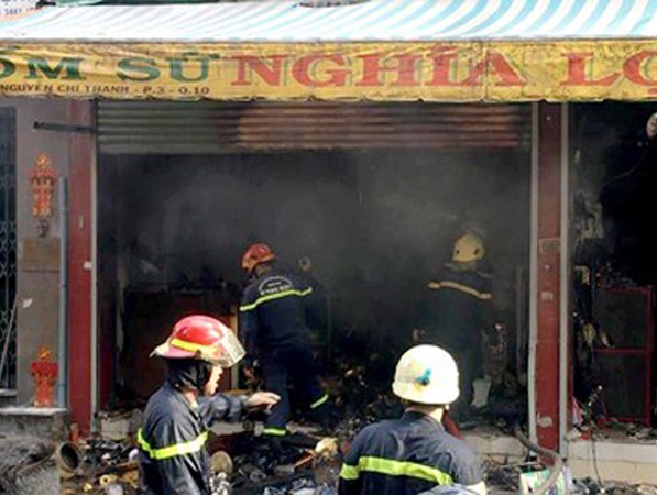TP.HCM: Cháy lớn ở cửa hàng đồ gốm, hàng xóm hốt hoảng dọn đồ