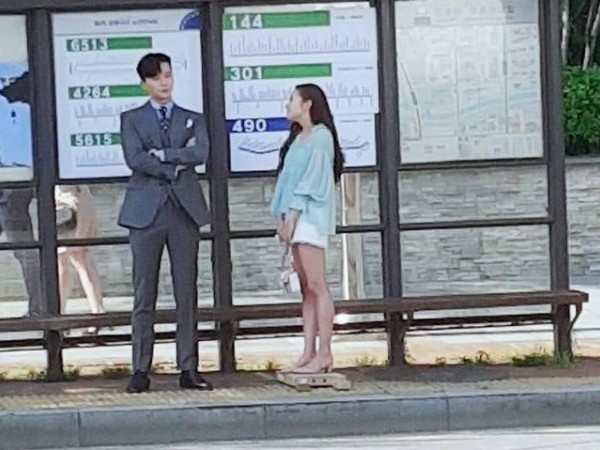 Tội cho Park Min Young, đứng lên bục vẫn phải ngước nhìn Park Seo Joon