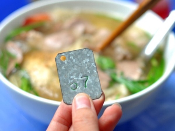 Trưa nay "măm" gì: Trải nghiệm những quán ăn phải xếp số như thời bao cấp ở Hà Nội