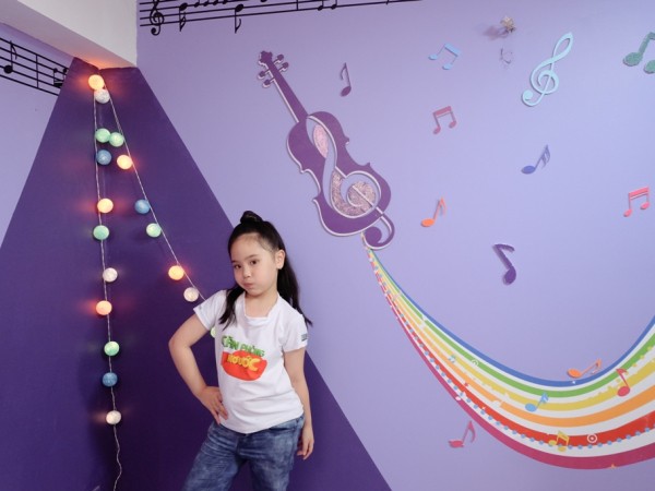Thích thú với căn phòng trang trí theo phong cách âm nhạc của ca sĩ nhí 10 tuổi 