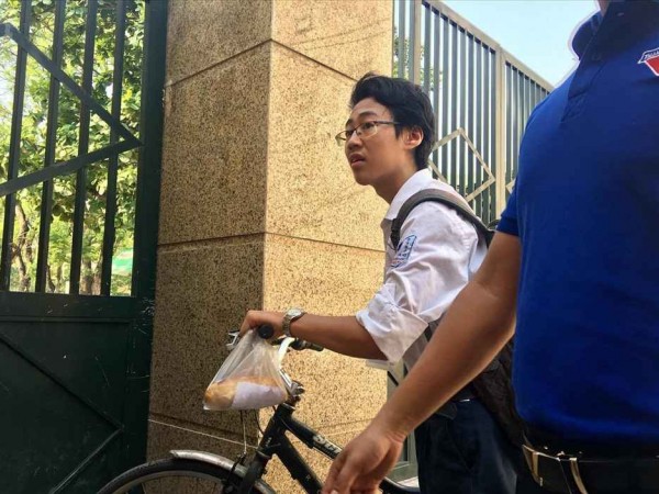 Thi vào 10 THPT tại Hà Nội: Nam sinh tự đạp xe đi thi với vẻ mặt "hốt hoảng"