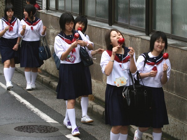 Nhật Bản giảm tuổi trưởng thành từ 20 xuống 18 để tránh "già hóa" dân số