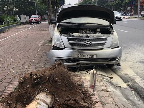 Ô tô lao lên vỉa hè đâm bật gốc cây, đầu xe bùng cháy giữa phố Hà Nội