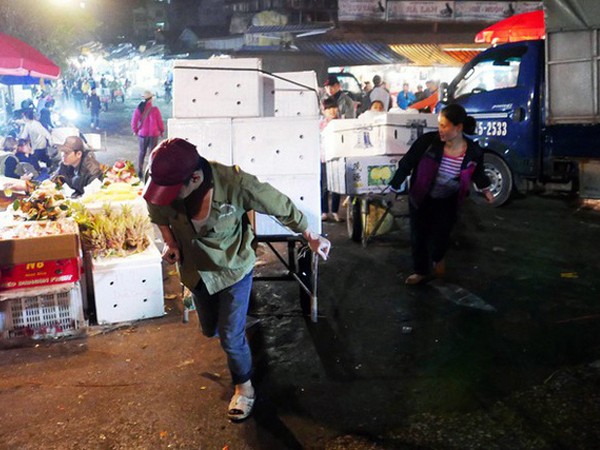 Những cửu vạn “nhí” ở chợ đầu mối Long Biên, Hà Nội