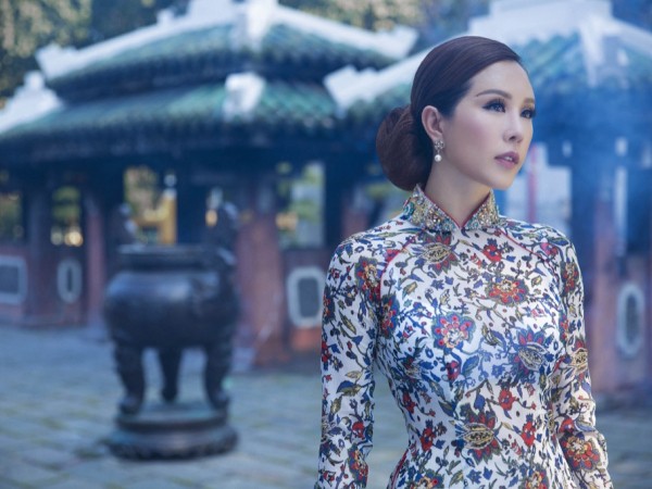 Hoa hậu Thu Hoài sang trọng, nền nã với áo dài của NTK Công Trí
