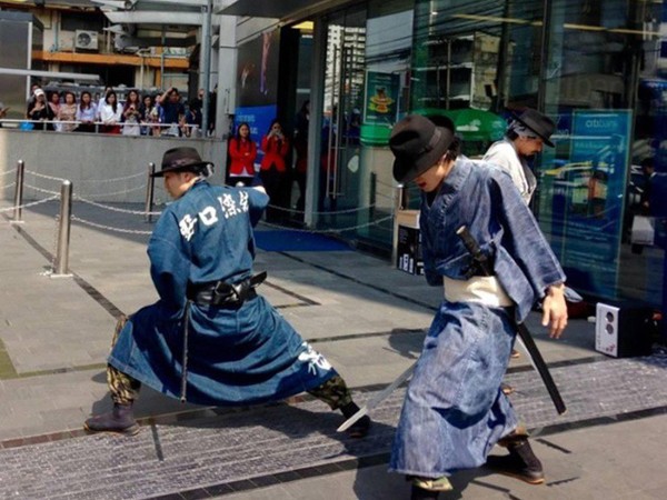Nhật Bản: Độc đáo hình ảnh samurai biểu diễn... thu rác