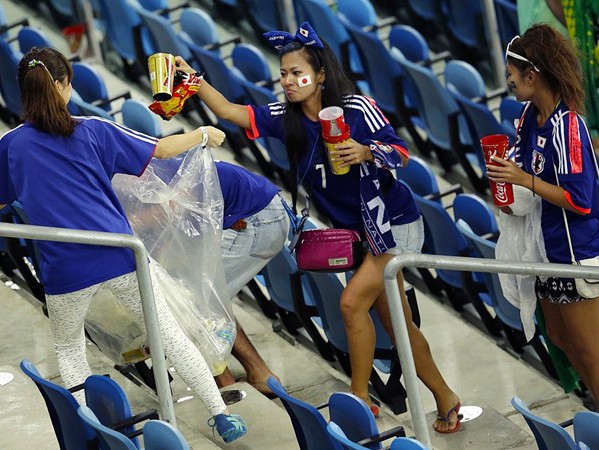 Hình ảnh cổ động viên Nhật nhặt rác sau trận đấu với Colombia tạo nên cơn sốt trên mạng xã hội