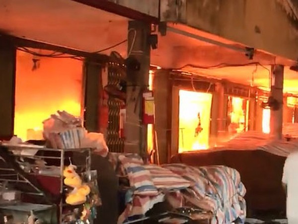 Hà Nội: Cháy chợ trung tâm thị trấn Sóc Sơn, khói bốc cao hàng chục mét