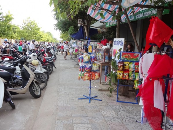 Hà Nội: Đóng cửa hàng quán trước cổng trường trong những ngày thi THPT Quốc gia