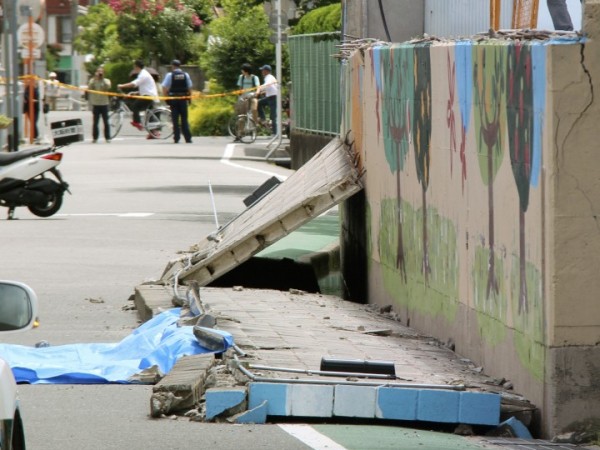 Bức tường không đạt tiêu chuẩn khiến bé gái 9 tuổi tử vong trong động đất Osaka