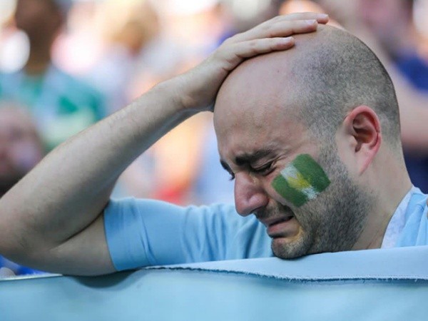 Fan Argentina bật khóc thỉnh cầu Nigeria thắng Iceland 