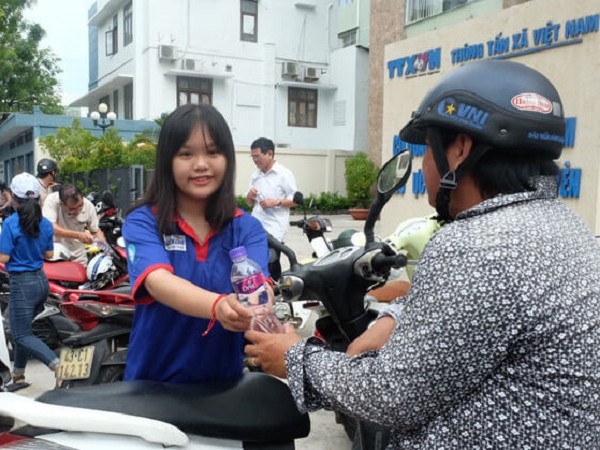 Đà Nẵng: Phát nước mát miễn phí đến phụ huynh chờ đón sĩ tử tan trường thi