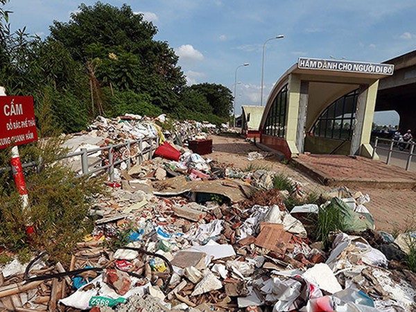 Hà Nội: Rác thải “bủa vây” hầm đi bộ, chất đống tràn ra khắp đường Nguyễn Xiển