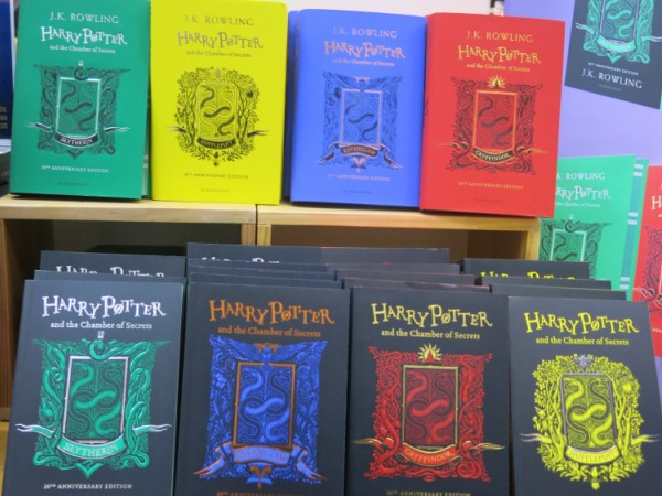 Teen thích mê với bộ sách "Harry Potter: Phòng chứa bí mật" phiên bản kỷ niệm 20 năm ra mắt 