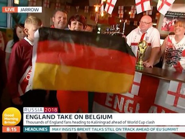 Anh: Phóng viên cả gan vò nát cờ Đức để lau bàn gây phẫn nộ